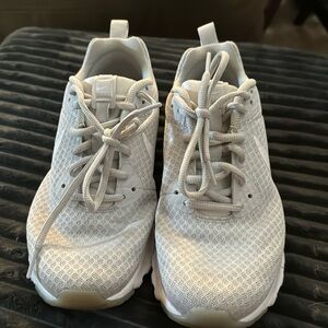 9.5M Nike White Sneaker with Comfort Footbed GUC